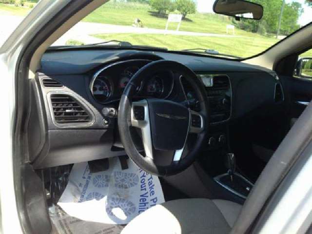 2012 Chrysler 200 Touring 4dr Sedan